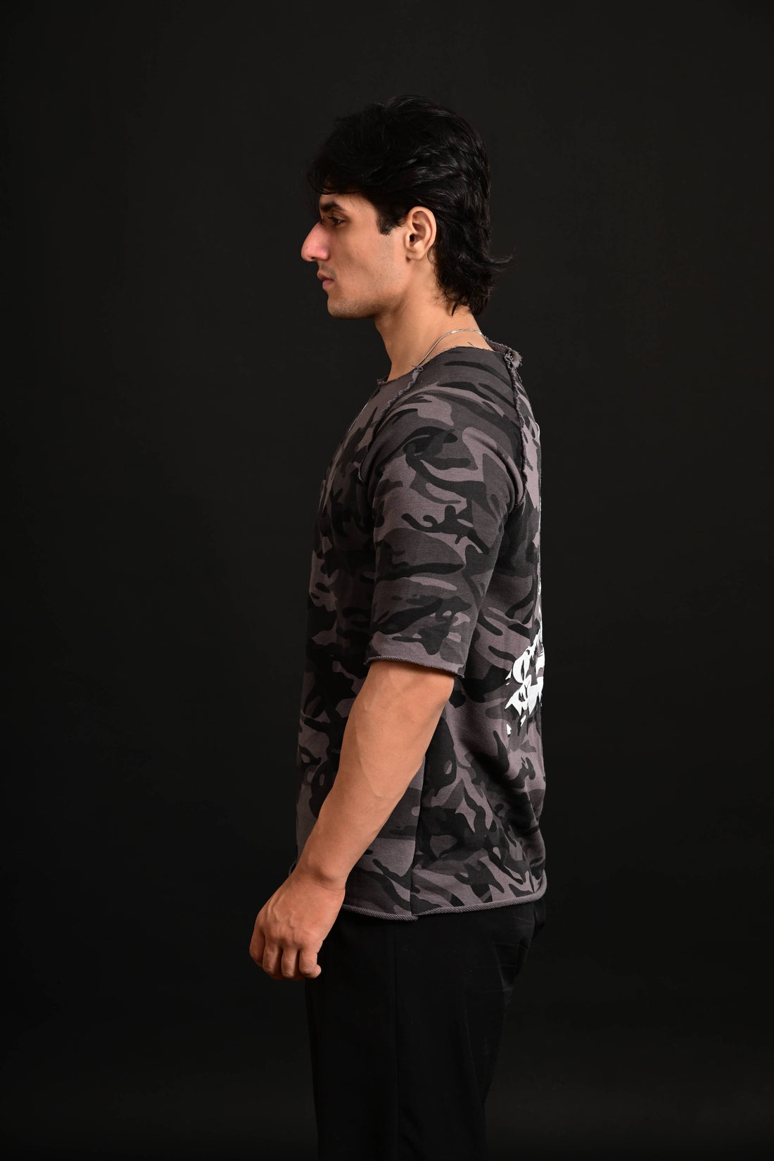 Men’s camo cut shirt made with high-performance activewear fabric for gym and outdoor training sessions.