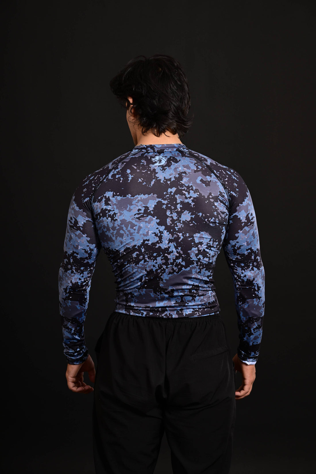 Darczila fitness compression top, premium men’s activewear offering sleek design and moisture-wicking comfort.