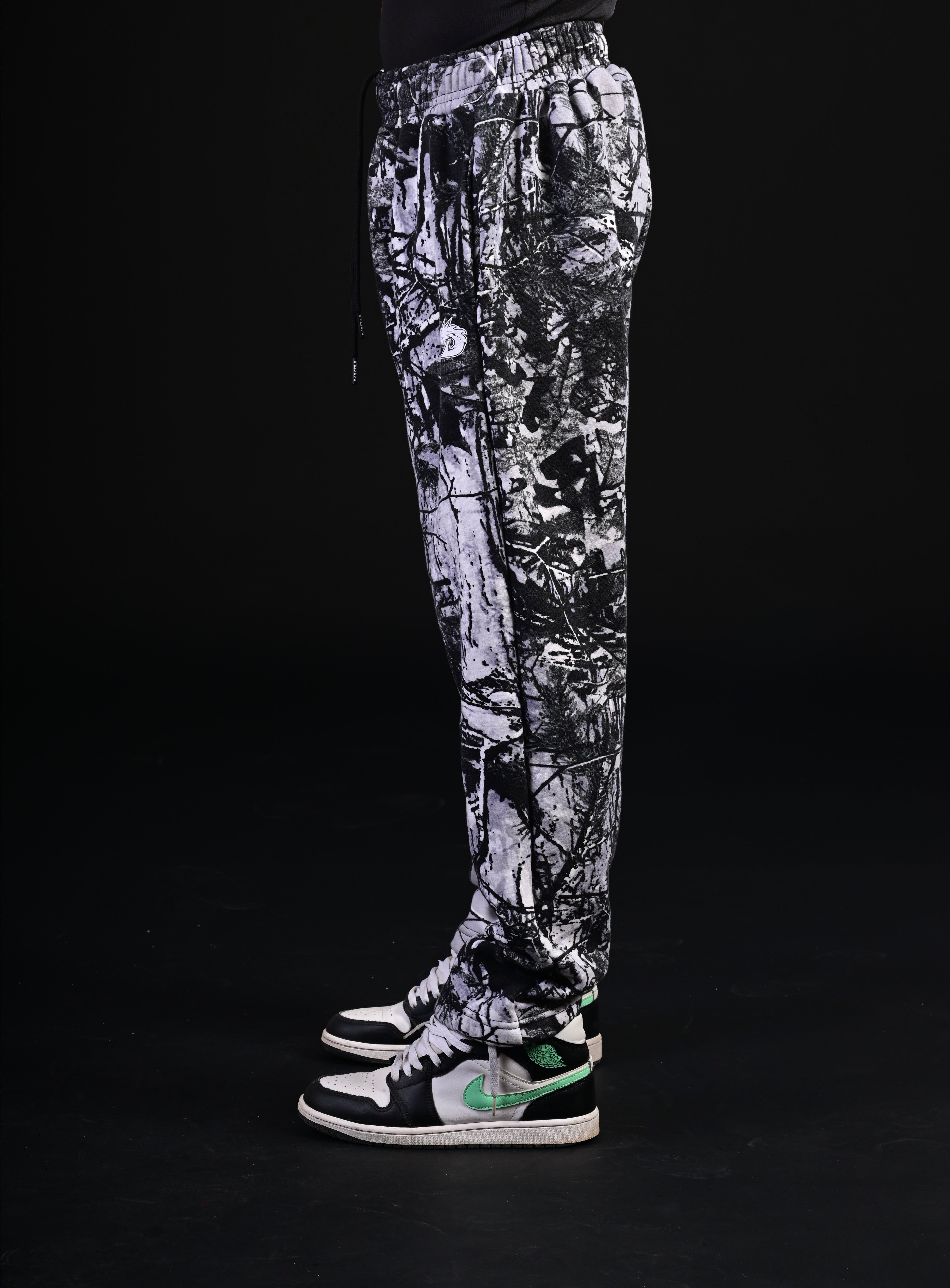 Classic-fit relaxed joggers crafted for gym wear and stylish fitness fashion outfits.