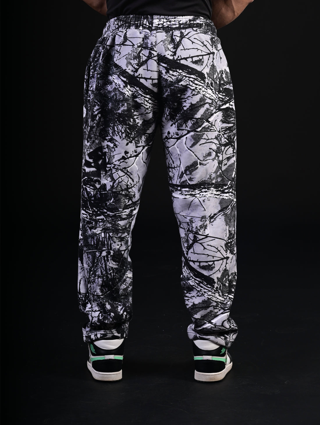 Comfortable relaxed joggers suitable for gym wear, sportswear, and everyday fitness fashion.