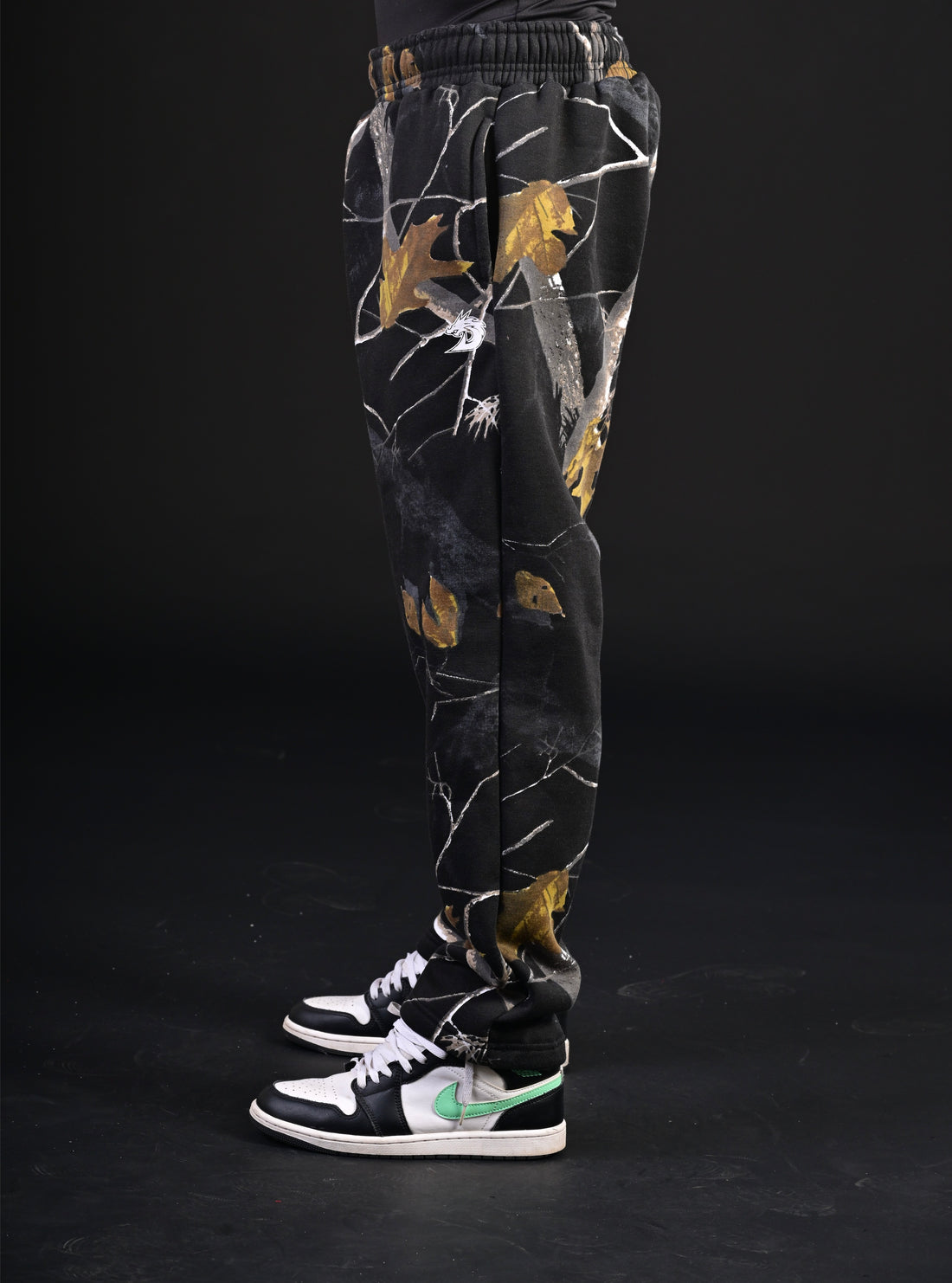 Trendy relaxed joggers showcasing a stylish fitness fashion look for training and casual wear.