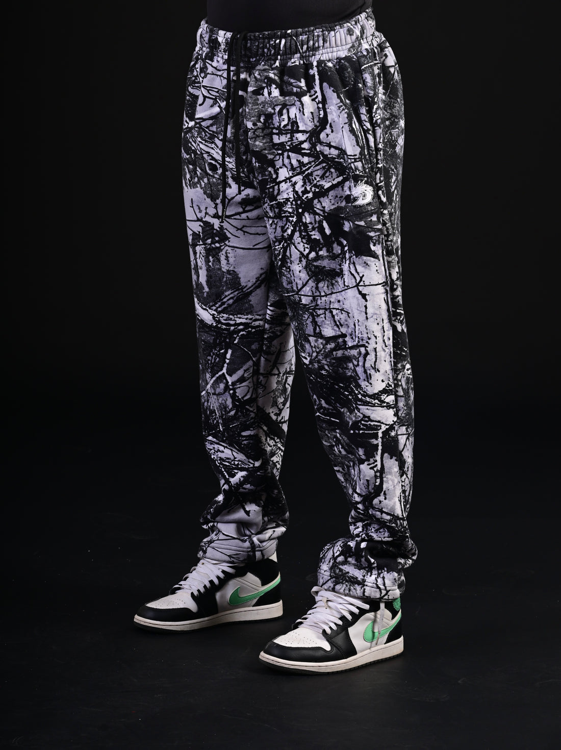 Soft-fit relaxed joggers styled for gym wear, activewear, and modern fitness fashion.